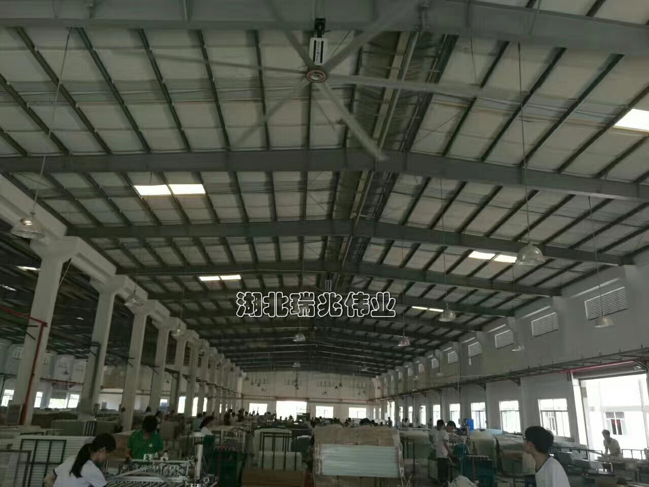 歐比特工業(yè)大風(fēng)扇、鋼結(jié)構(gòu)廠房通風(fēng)降溫方案、廠房車間通風(fēng)降溫方案、大型工業(yè)風(fēng)扇、物流倉(cāng)儲(chǔ)大風(fēng)扇、大吊扇、工業(yè)風(fēng)扇、廠房車間降溫設(shè)備、廠房車間通風(fēng)設(shè)備、車間溫控設(shè)備、工業(yè)大吊扇、工業(yè)大風(fēng)扇、工業(yè)節(jié)能風(fēng)扇、湖北瑞兆偉業(yè)通風(fēng)降溫科技有限公司