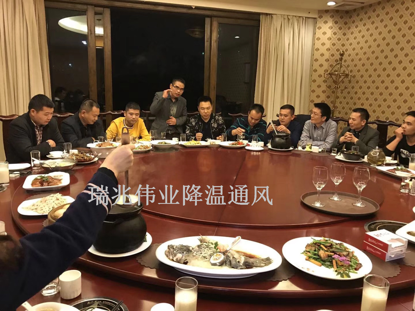 鋼結(jié)構(gòu)廠房通風降溫方案、廠房車間通風降溫方案、大型工業(yè)風扇、物流倉儲大風扇、大吊扇、工業(yè)風扇、廠房車間降溫設(shè)備、廠房車間通風設(shè)備、車間溫控設(shè)備、工業(yè)大吊扇、工業(yè)大風扇、工業(yè)節(jié)能風扇、湖北瑞兆偉業(yè)通風降溫科技有限公司