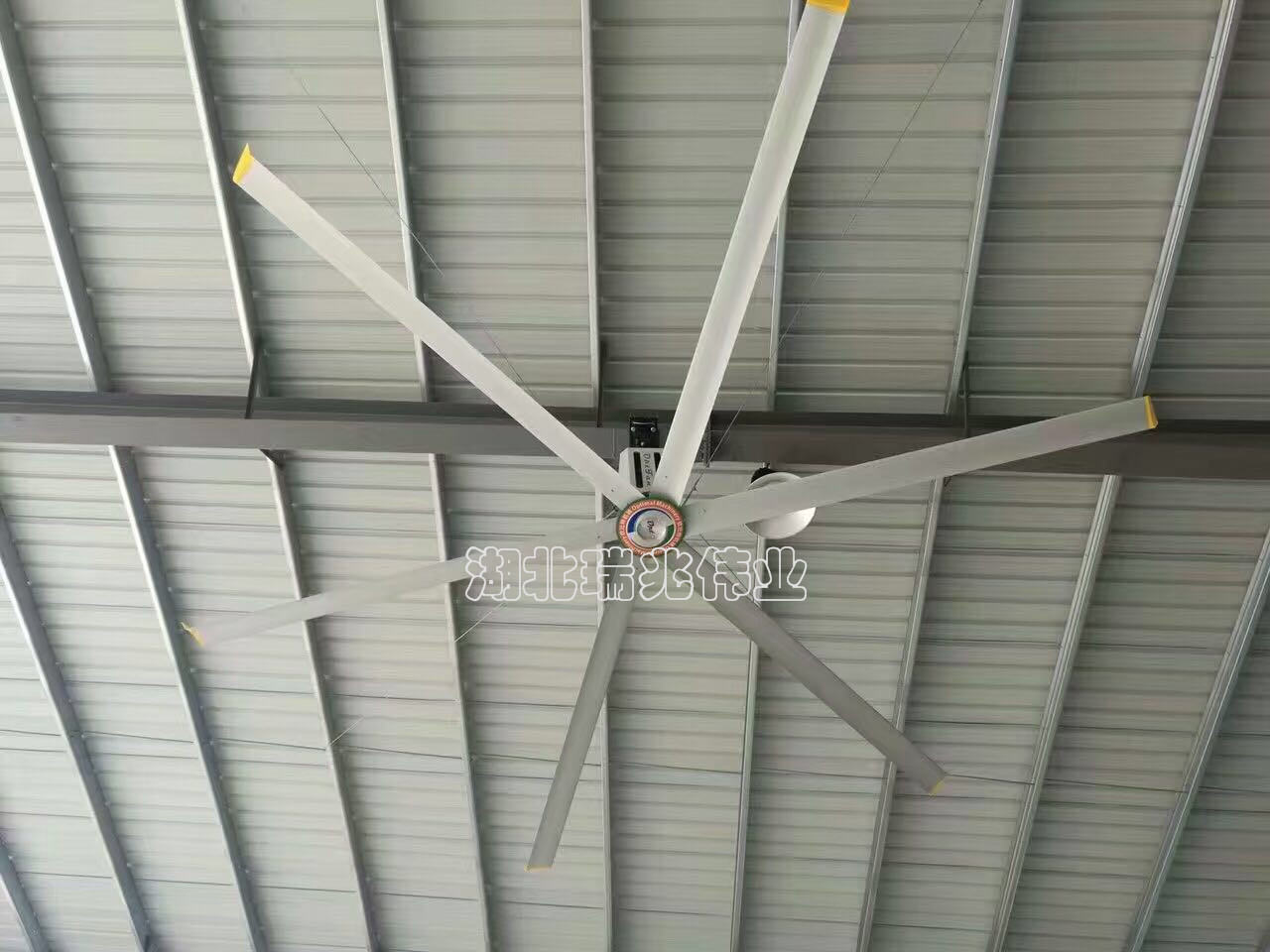 廠房降溫通風(fēng)、鋼結(jié)構(gòu)廠房通風(fēng)降溫方案、廠房車間通風(fēng)降溫方案、大型工業(yè)風(fēng)扇、物流倉(cāng)儲(chǔ)大風(fēng)扇、大吊扇、工業(yè)風(fēng)扇、廠房車間降溫設(shè)備、廠房車間通風(fēng)設(shè)備、車間溫控設(shè)備、工業(yè)大吊扇、工業(yè)大風(fēng)扇、工業(yè)節(jié)能風(fēng)扇、湖北瑞兆偉業(yè)通風(fēng)降溫科技有限公司