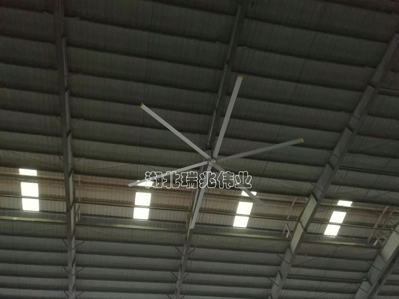 瑞泰風(fēng)工業(yè)大風(fēng)扇、鋼結(jié)構(gòu)廠房通風(fēng)降溫方案、廠房車間通風(fēng)降溫方案、大型工業(yè)風(fēng)扇、物流倉儲(chǔ)大風(fēng)扇、大吊扇、工業(yè)風(fēng)扇、廠房車間降溫設(shè)備、廠房車間通風(fēng)設(shè)備、車間溫控設(shè)備、工業(yè)大吊扇、工業(yè)大風(fēng)扇、工業(yè)節(jié)能風(fēng)扇、湖北瑞兆偉業(yè)通風(fēng)降溫科技有限公司