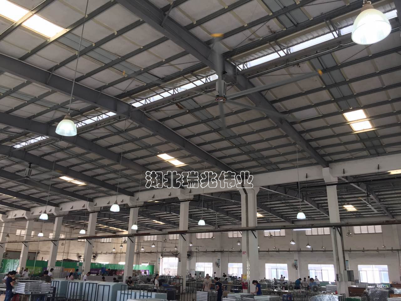 瑞泰風(fēng)工業(yè)大風(fēng)扇、鋼結(jié)構(gòu)廠房通風(fēng)降溫方案、廠房車間通風(fēng)降溫方案、大型工業(yè)風(fēng)扇、物流倉儲(chǔ)大風(fēng)扇、大吊扇、工業(yè)風(fēng)扇、廠房車間降溫設(shè)備、廠房車間通風(fēng)設(shè)備、車間溫控設(shè)備、工業(yè)大吊扇、工業(yè)大風(fēng)扇、工業(yè)節(jié)能風(fēng)扇、湖北瑞兆偉業(yè)通風(fēng)降溫科技有限公司