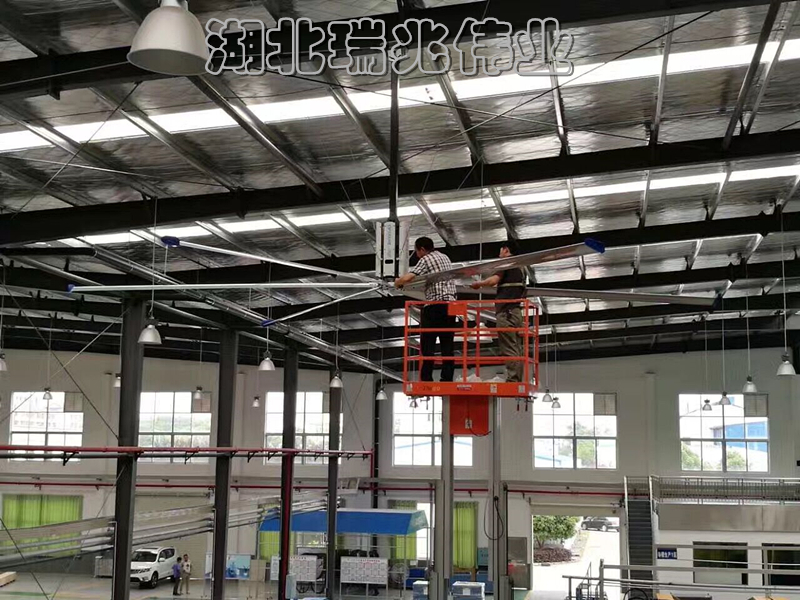 超大型工業(yè)吊扇、湖北瑞兆偉業(yè)通風降溫科技有限公司為17年專業(yè)通風降溫解決方案領(lǐng)航者,為數(shù)千家各大品牌企業(yè)提供鋼結(jié)構(gòu)廠房通風降溫方案、大型工業(yè)風扇、物流倉儲大風扇、大吊扇、工業(yè)風扇、車間溫控設(shè)備、工業(yè)大吊扇、工業(yè)大風扇、工業(yè)節(jié)能風扇一站式服務(wù)及廠房車間通風降溫方案與廠房車間通風降溫設(shè)備.工業(yè)大風扇廠家服務(wù)熱線:400-7757-027."