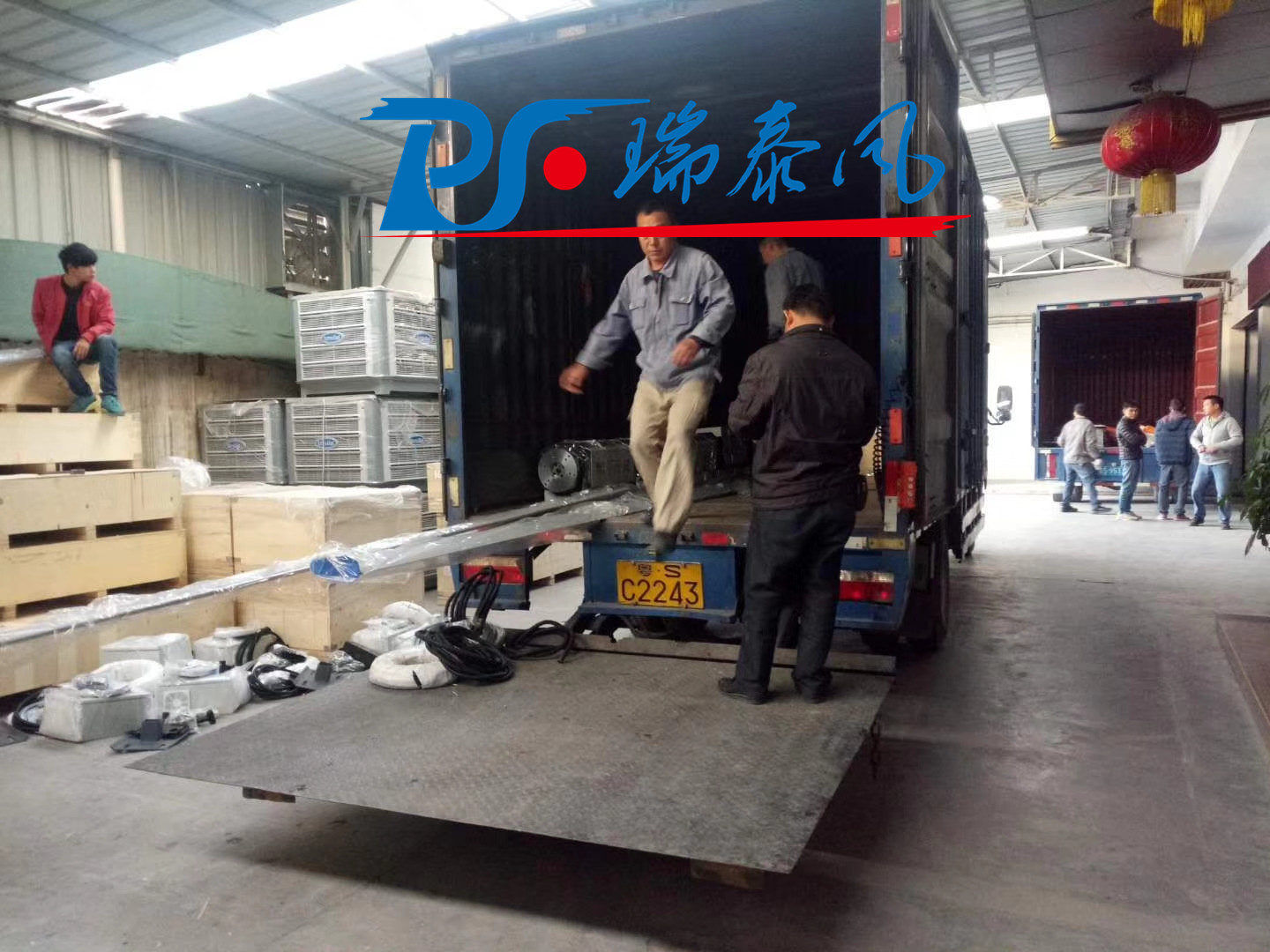 瑞泰風(fēng)工業(yè)大風(fēng)扇、鋼結(jié)構(gòu)廠房通風(fēng)降溫方案、廠房車(chē)間通風(fēng)降溫方案、大型工業(yè)風(fēng)扇、物流倉(cāng)儲(chǔ)大風(fēng)扇、大吊扇、工業(yè)風(fēng)扇、廠房車(chē)間降溫設(shè)備、廠房車(chē)間通風(fēng)設(shè)備、車(chē)間溫控設(shè)備、工業(yè)大吊扇、工業(yè)大風(fēng)扇、工業(yè)節(jié)能風(fēng)扇、湖北瑞兆偉業(yè)通風(fēng)降溫科技有限公司