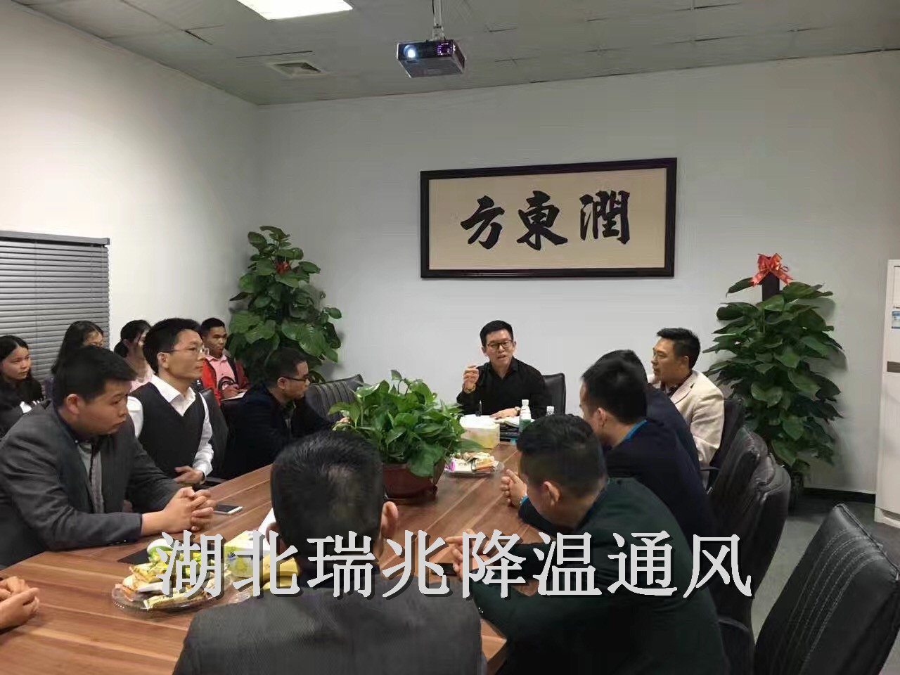 扇機(jī)組合、瑞泰風(fēng)工業(yè)大風(fēng)扇、鋼結(jié)構(gòu)廠房通風(fēng)降溫方案、廠房車間通風(fēng)降溫方案、大型工業(yè)風(fēng)扇、物流倉儲大風(fēng)扇、大吊扇、工業(yè)風(fēng)扇、廠房車間降溫設(shè)備、廠房車間通風(fēng)設(shè)備、車間溫控設(shè)備、工業(yè)大吊扇、工業(yè)大風(fēng)扇、工業(yè)節(jié)能風(fēng)扇、湖北瑞兆偉業(yè)通風(fēng)降溫科技有限公司