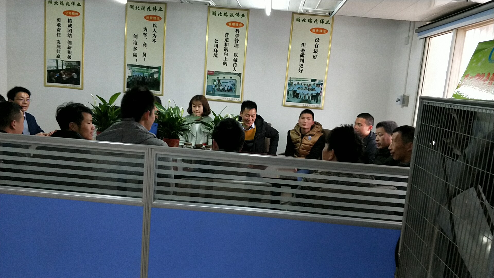 潤東方冷風(fēng)機(jī)、瑞泰風(fēng)工業(yè)大風(fēng)扇、鋼結(jié)構(gòu)廠房通風(fēng)降溫方案、廠房車間通風(fēng)降溫方案、大型工業(yè)風(fēng)扇、物流倉儲大風(fēng)扇、大吊扇、工業(yè)風(fēng)扇、廠房車間降溫設(shè)備、廠房車間通風(fēng)設(shè)備、車間溫控設(shè)備、工業(yè)大吊扇、工業(yè)大風(fēng)扇、工業(yè)節(jié)能風(fēng)扇、湖北瑞兆偉業(yè)通風(fēng)降溫科技有限公司