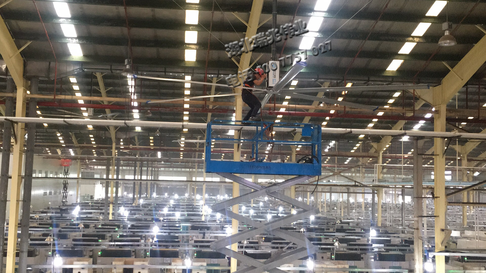 工業(yè)吊扇價格、潤東方工業(yè)冷風(fēng)機、鋼結(jié)構(gòu)廠房通風(fēng)降溫方案、廠房車間通風(fēng)降溫方案、大型工業(yè)風(fēng)扇、物流倉儲大風(fēng)扇、大吊扇、工業(yè)風(fēng)扇、廠房車間降溫設(shè)備、廠房車間通風(fēng)設(shè)備、車間溫控設(shè)備、工業(yè)大吊扇、工業(yè)大風(fēng)扇、工業(yè)節(jié)能風(fēng)扇、湖北瑞兆偉業(yè)通風(fēng)降溫科技有限公司