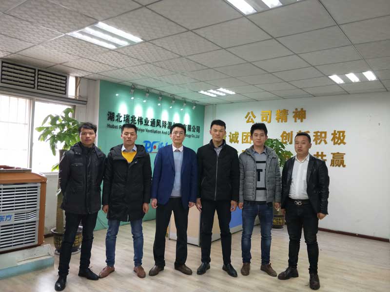 瑞泰風(fēng)工業(yè)大風(fēng)扇、潤(rùn)東方冷風(fēng)機(jī)、鋼結(jié)構(gòu)廠房通風(fēng)降溫方案、廠房車間通風(fēng)降溫方案、大型工業(yè)風(fēng)扇、物流倉(cāng)儲(chǔ)大風(fēng)扇、大吊扇、工業(yè)風(fēng)扇、廠房車間降溫設(shè)備、廠房車間通風(fēng)設(shè)備、車間溫控設(shè)備、工業(yè)大吊扇、工業(yè)大風(fēng)扇、工業(yè)節(jié)能風(fēng)扇、湖北瑞兆偉業(yè)通風(fēng)降溫科技有限公司。
