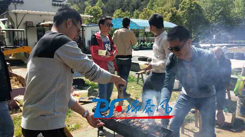 鋼結(jié)構(gòu)廠房通風(fēng)降溫方案、廠房車間通風(fēng)降溫方案、大型工業(yè)風(fēng)扇、物流倉(cāng)儲(chǔ)大風(fēng)扇、大吊扇、工業(yè)風(fēng)扇、廠房車間降溫設(shè)備、廠房車間通風(fēng)設(shè)備、車間溫控設(shè)備、工業(yè)大吊扇、工業(yè)大風(fēng)扇、工業(yè)節(jié)能風(fēng)扇、湖北瑞兆偉業(yè)通風(fēng)降溫科技有限公司