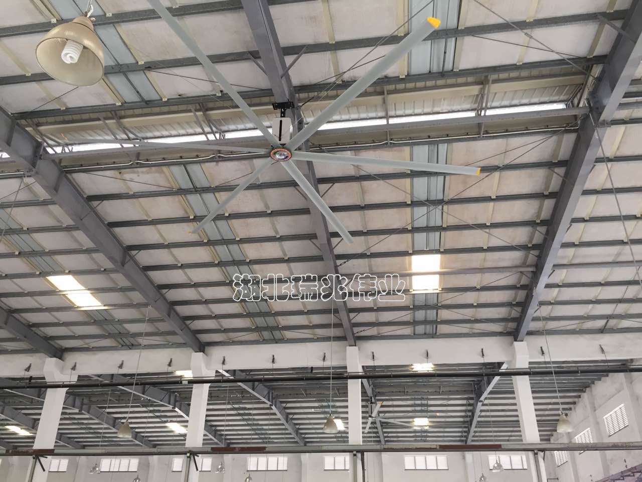 鋼結(jié)構(gòu)廠房通風(fēng)降溫方案、廠房車間通風(fēng)降溫方案、大型工業(yè)風(fēng)扇、物流倉儲大風(fēng)扇、大吊扇、工業(yè)風(fēng)扇、廠房車間降溫設(shè)備、廠房車間通風(fēng)設(shè)備、車間溫控設(shè)備、工業(yè)大吊扇、工業(yè)大風(fēng)扇、工業(yè)節(jié)能風(fēng)扇、湖北瑞兆偉業(yè)通風(fēng)降溫科技有限公司