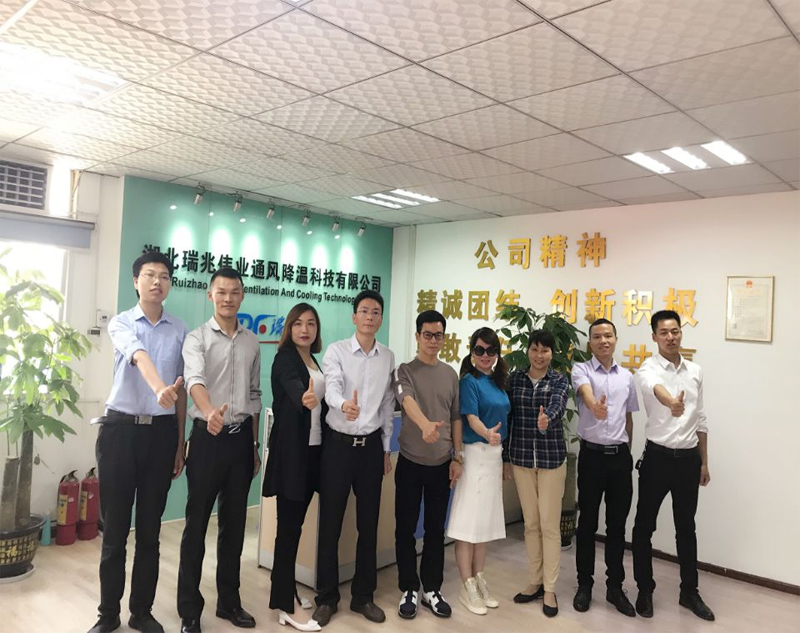 鋼結(jié)構(gòu)廠房通風(fēng)降溫方案、廠房車(chē)間通風(fēng)降溫方案、大型工業(yè)風(fēng)扇、物流倉(cāng)儲(chǔ)大風(fēng)扇、大吊扇、工業(yè)風(fēng)扇、廠房車(chē)間降溫設(shè)備、廠房車(chē)間通風(fēng)設(shè)備、車(chē)間溫控設(shè)備、工業(yè)大吊扇、工業(yè)大風(fēng)扇、工業(yè)節(jié)能風(fēng)扇、湖北瑞兆偉業(yè)通風(fēng)降溫科技有限公司