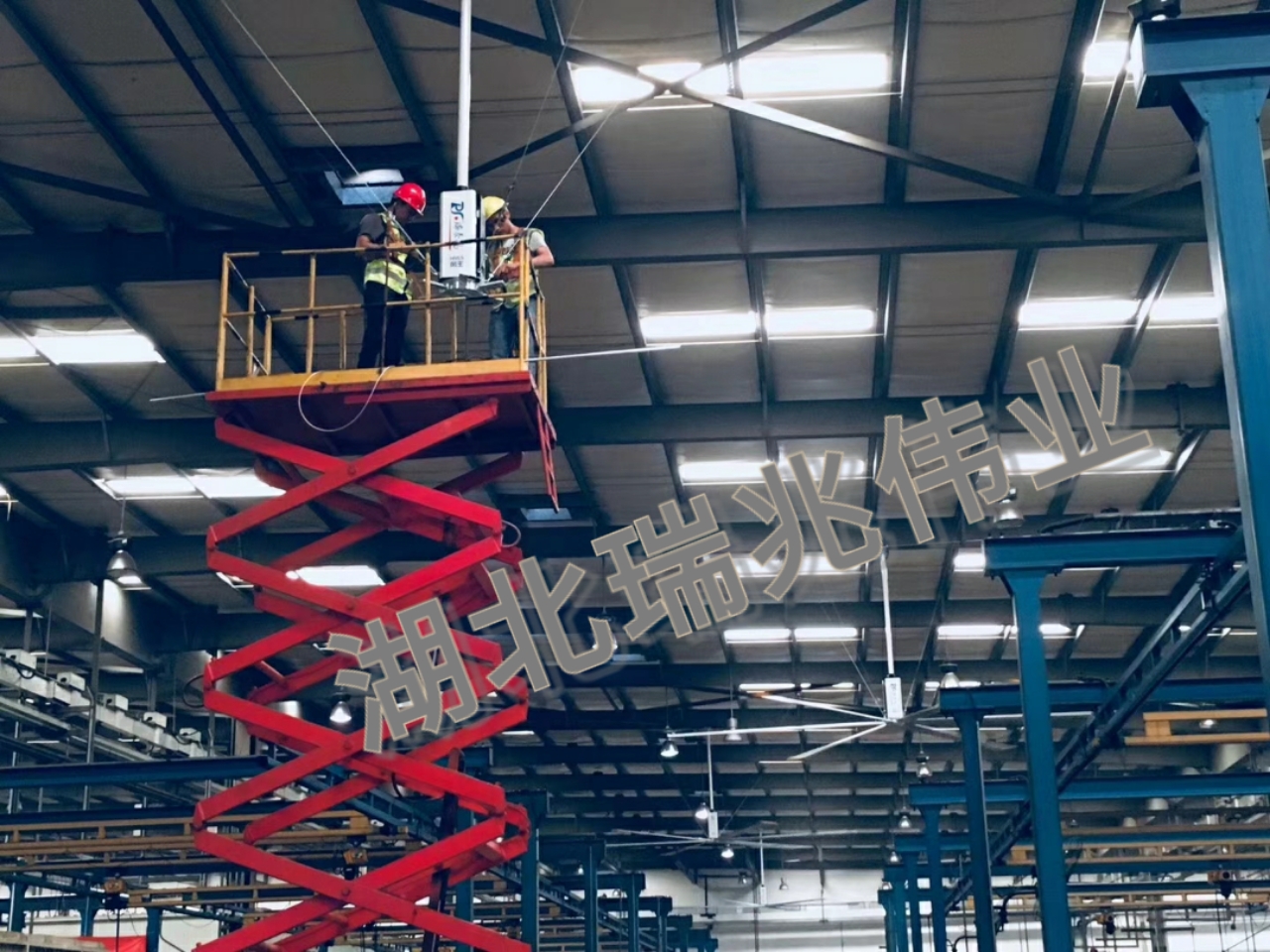 鋼結(jié)構(gòu)廠房通風(fēng)降溫方案、廠房車間通風(fēng)降溫方案、大型工業(yè)風(fēng)扇、物流倉(cāng)儲(chǔ)大風(fēng)扇、大吊扇、工業(yè)風(fēng)扇、廠房車間降溫設(shè)備、廠房車間通風(fēng)設(shè)備、車間溫控設(shè)備、工業(yè)大吊扇、工業(yè)大風(fēng)扇、工業(yè)節(jié)能風(fēng)扇、湖北瑞兆偉業(yè)通風(fēng)降溫科技有限公司