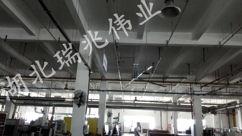 鋼結(jié)構(gòu)廠房通風(fēng)降溫方案、廠房車間通風(fēng)降溫方案、大型工業(yè)風(fēng)扇、物流倉儲(chǔ)大風(fēng)扇、大吊扇、工業(yè)風(fēng)扇、廠房車間降溫設(shè)備、廠房車間通風(fēng)設(shè)備、車間溫控設(shè)備、工業(yè)大吊扇、工業(yè)大風(fēng)扇、工業(yè)節(jié)能風(fēng)扇、湖北瑞兆偉業(yè)通風(fēng)降溫科技有限公司