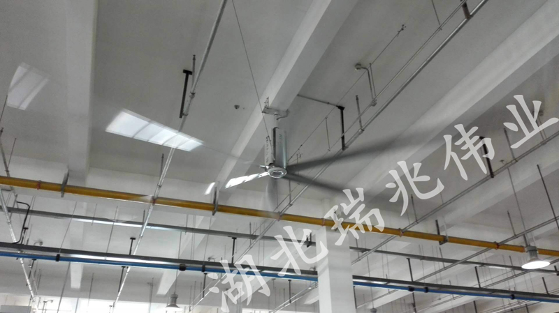 鋼結(jié)構(gòu)廠房通風(fēng)降溫方案、廠房車間通風(fēng)降溫方案、大型工業(yè)風(fēng)扇、物流倉儲(chǔ)大風(fēng)扇、大吊扇、工業(yè)風(fēng)扇、廠房車間降溫設(shè)備、廠房車間通風(fēng)設(shè)備、車間溫控設(shè)備、工業(yè)大吊扇、工業(yè)大風(fēng)扇、工業(yè)節(jié)能風(fēng)扇、湖北瑞兆偉業(yè)通風(fēng)降溫科技有限公司