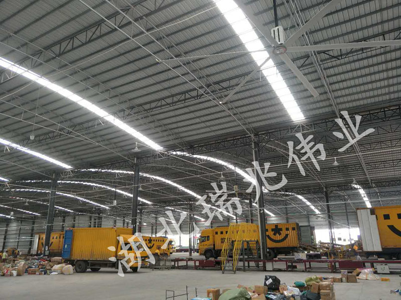 鋼結(jié)構(gòu)廠房通風(fēng)降溫方案、廠房車間通風(fēng)降溫方案、大型工業(yè)風(fēng)扇、物流倉(cāng)儲(chǔ)大風(fēng)扇、大吊扇、工業(yè)風(fēng)扇、廠房車間降溫設(shè)備、廠房車間通風(fēng)設(shè)備、車間溫控設(shè)備、工業(yè)大吊扇、工業(yè)大風(fēng)扇、工業(yè)節(jié)能風(fēng)扇、湖北瑞兆偉業(yè)通風(fēng)降溫科技有限公司
