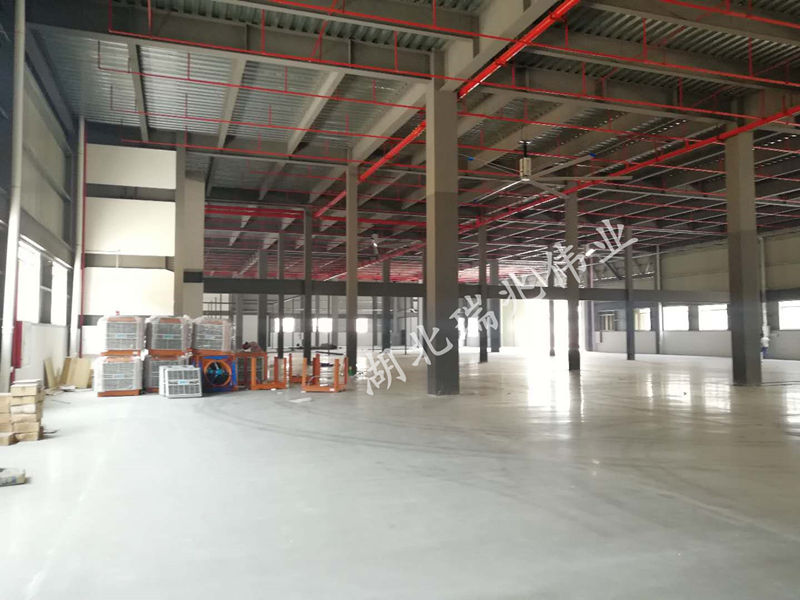 大型工業(yè)風(fēng)扇、工業(yè)大吊扇、工業(yè)大風(fēng)扇、工業(yè)節(jié)能風(fēng)扇、鋼結(jié)構(gòu)廠房通風(fēng)降溫方案、廠房車間通風(fēng)降溫方案