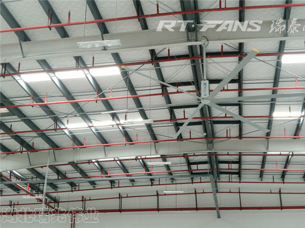 瑞泰風工業(yè)大風扇，瑞泰風工業(yè)大吊扇，瑞泰風大型工業(yè)大風扇，大風扇通風降溫效果，大風扇通風降溫功效，高大鐵皮鋼結構廠房通風降溫用大風扇