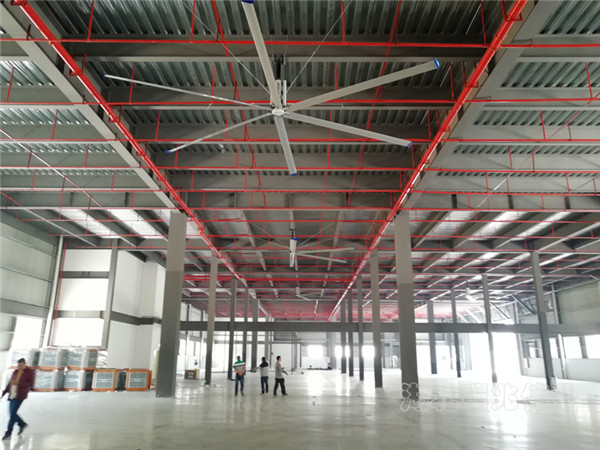 瑞泰風大型工業(yè)吊扇、大型工業(yè)吊扇鋼結構、廠房通風降溫方案、廠房車間通風降溫方案、大型工業(yè)風扇、物流倉儲大風扇、大吊扇、工業(yè)風扇、廠房車間降溫設備、廠房車間通風設備、車間溫控設備、工業(yè)大吊扇、工業(yè)大風扇、工業(yè)節(jié)能風扇、湖北瑞兆偉業(yè)通風降溫