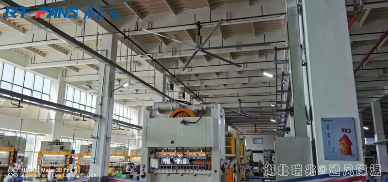 夏日炎炎，你的企業(yè)需要安裝一款工業(yè)大風(fēng)扇幫你迅速解決高大車間的通風(fēng)降溫難題！
