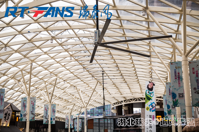 工業(yè)大風(fēng)扇產(chǎn)生的自然微風(fēng)，給人感受到4-6攝氏度的溫差！