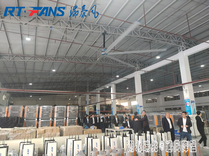 選擇大型工業(yè)風扇降溫的原因是什么呢？
